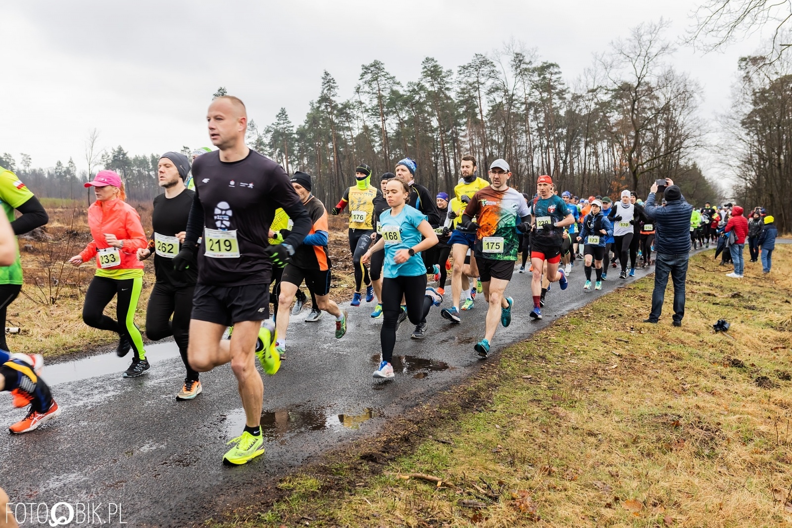 Zdjęcie w galerii na portalu naszraciborz.pl: Kuźniański Półmaraton Leśny. Były prezydent Raciborza pobiegł na swoje 80. urodziny [FOTO i WIDEO] wiadomości z regionu