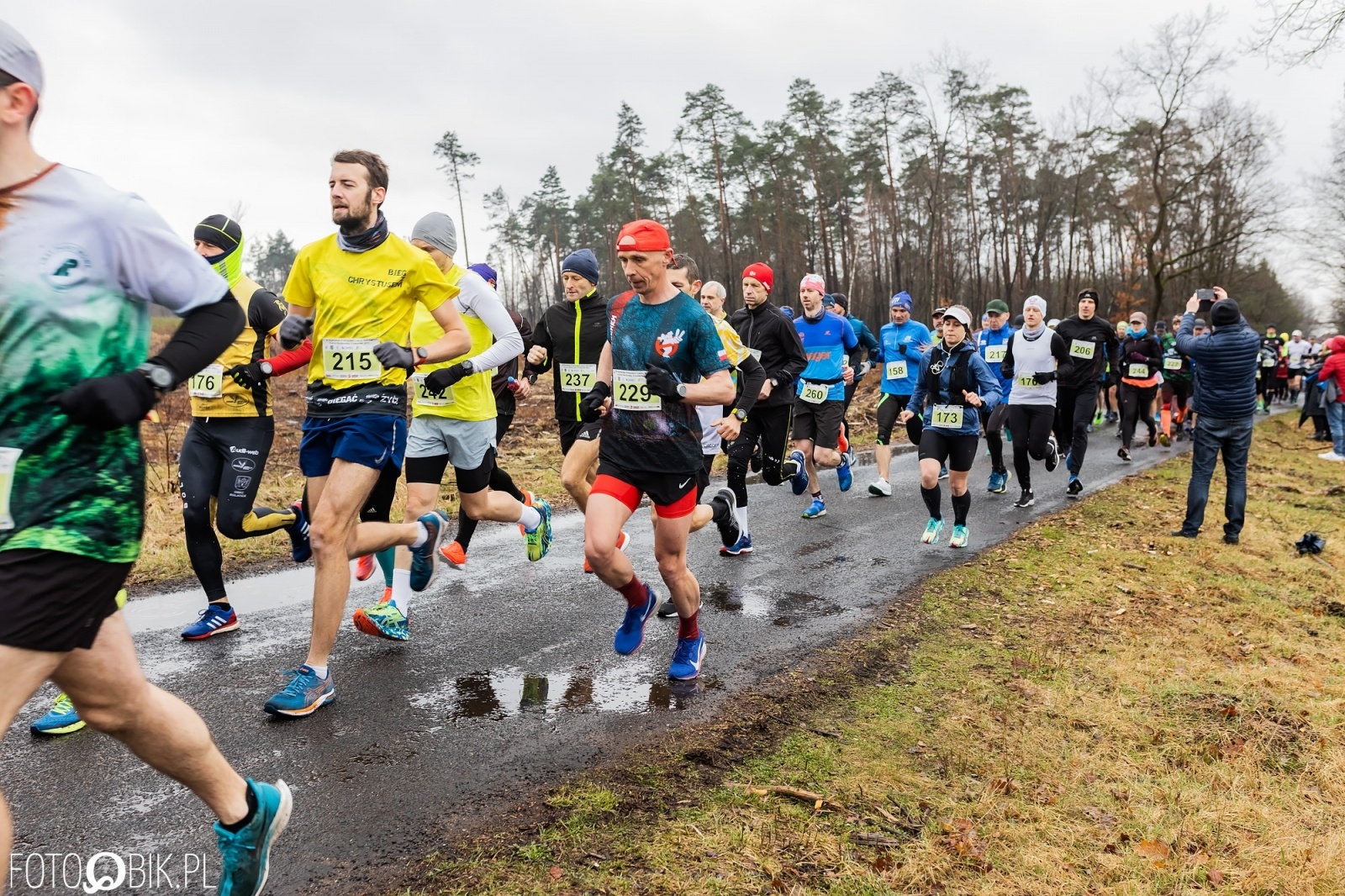 Zdjęcie w galerii na portalu naszraciborz.pl: Kuźniański Półmaraton Leśny. Były prezydent Raciborza pobiegł na swoje 80. urodziny [FOTO i WIDEO] wiadomości z regionu
