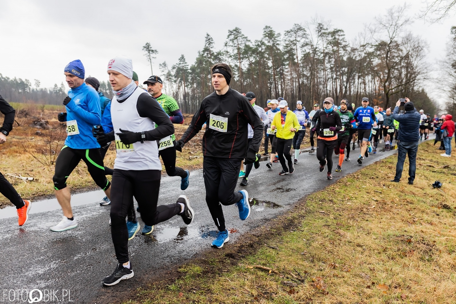 Zdjęcie w galerii na portalu naszraciborz.pl: Kuźniański Półmaraton Leśny. Były prezydent Raciborza pobiegł na swoje 80. urodziny [FOTO i WIDEO] wiadomości z regionu