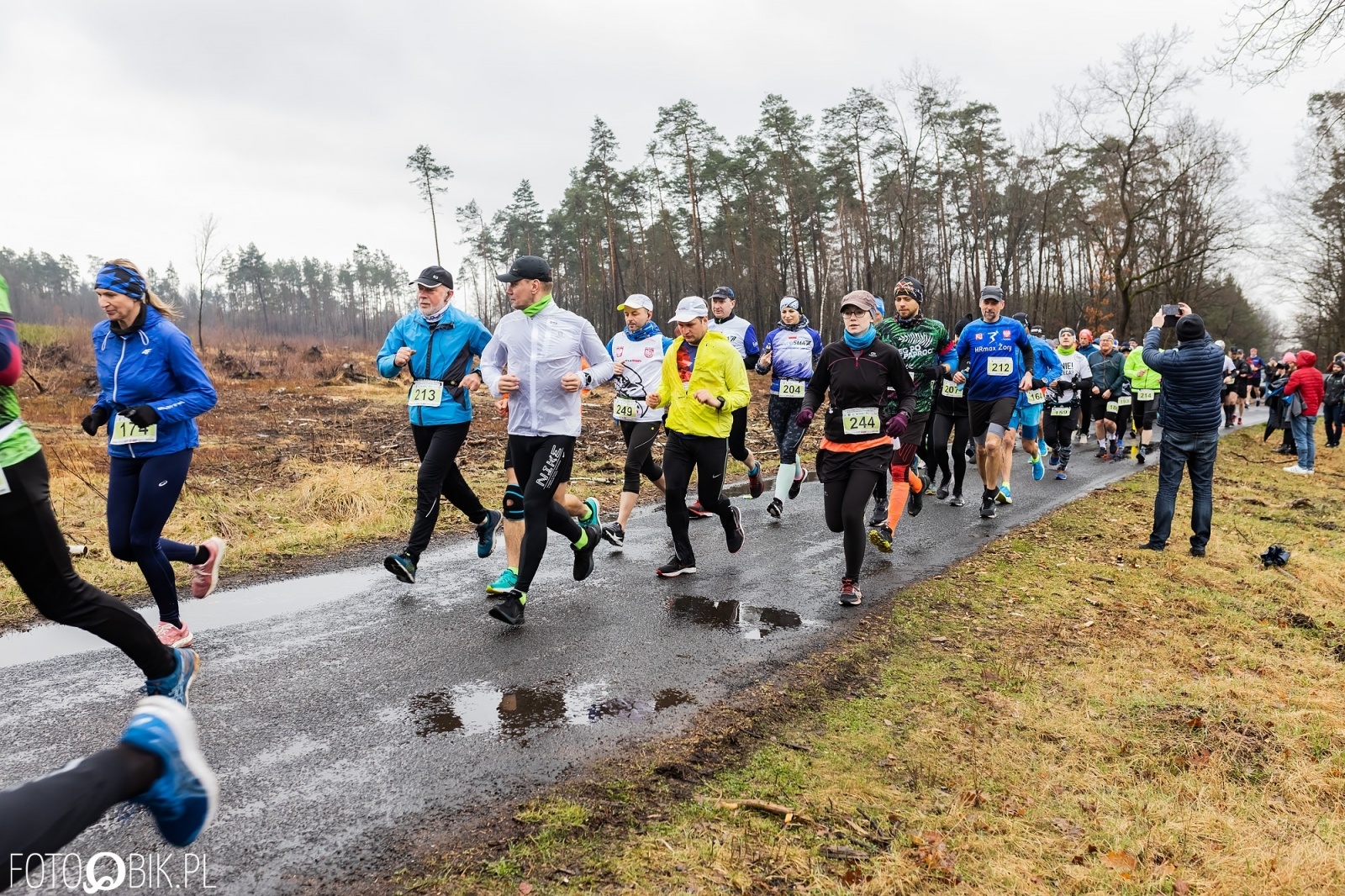 Zdjęcie w galerii na portalu naszraciborz.pl: Kuźniański Półmaraton Leśny. Były prezydent Raciborza pobiegł na swoje 80. urodziny [FOTO i WIDEO] wiadomości z regionu