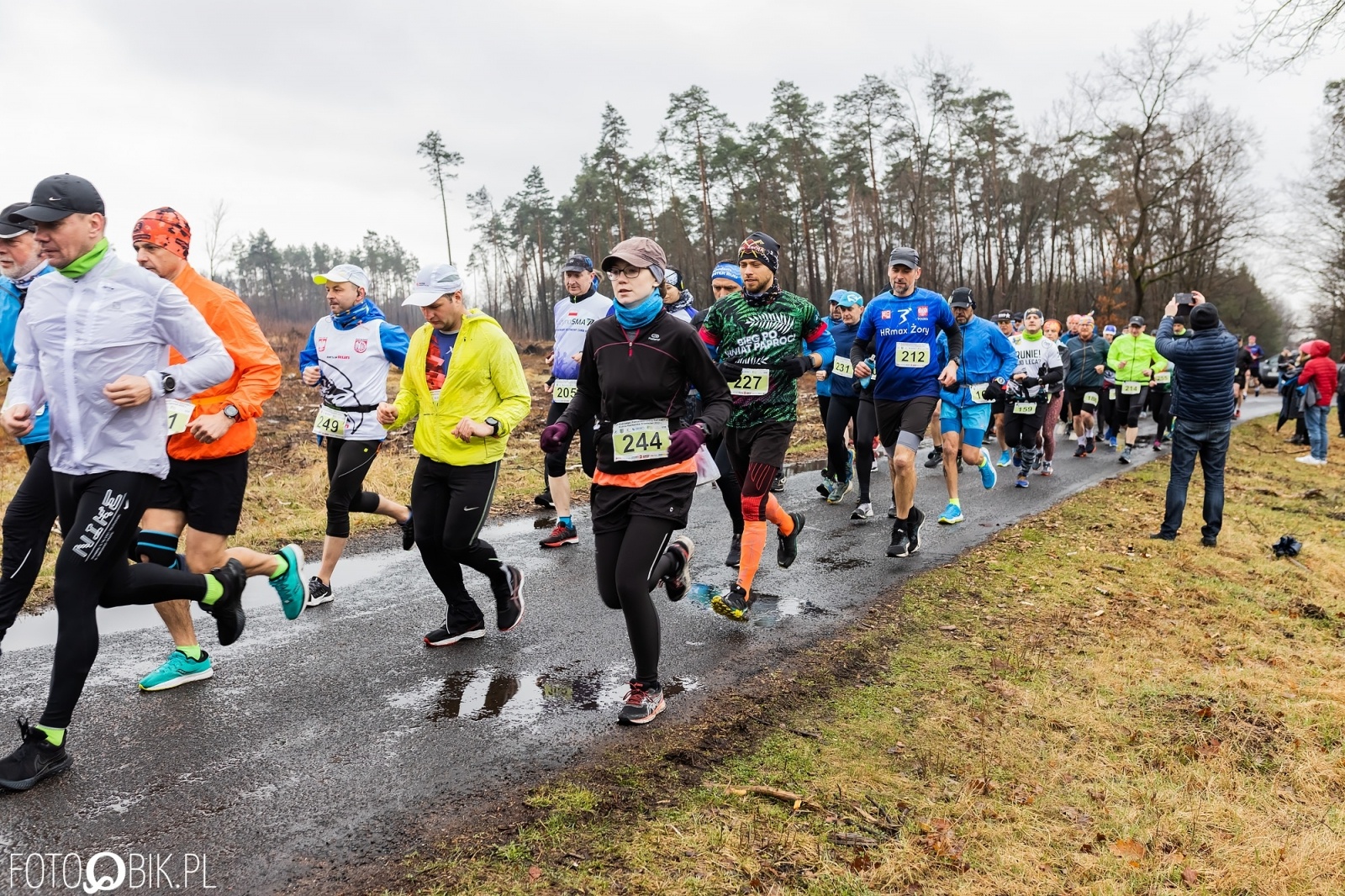 Zdjęcie w galerii na portalu naszraciborz.pl: Kuźniański Półmaraton Leśny. Były prezydent Raciborza pobiegł na swoje 80. urodziny [FOTO i WIDEO] wiadomości z regionu