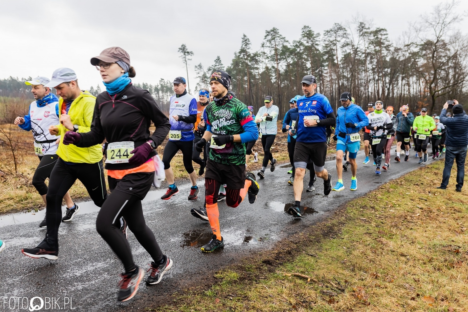 Zdjęcie w galerii na portalu naszraciborz.pl: Kuźniański Półmaraton Leśny. Były prezydent Raciborza pobiegł na swoje 80. urodziny [FOTO i WIDEO] wiadomości z regionu