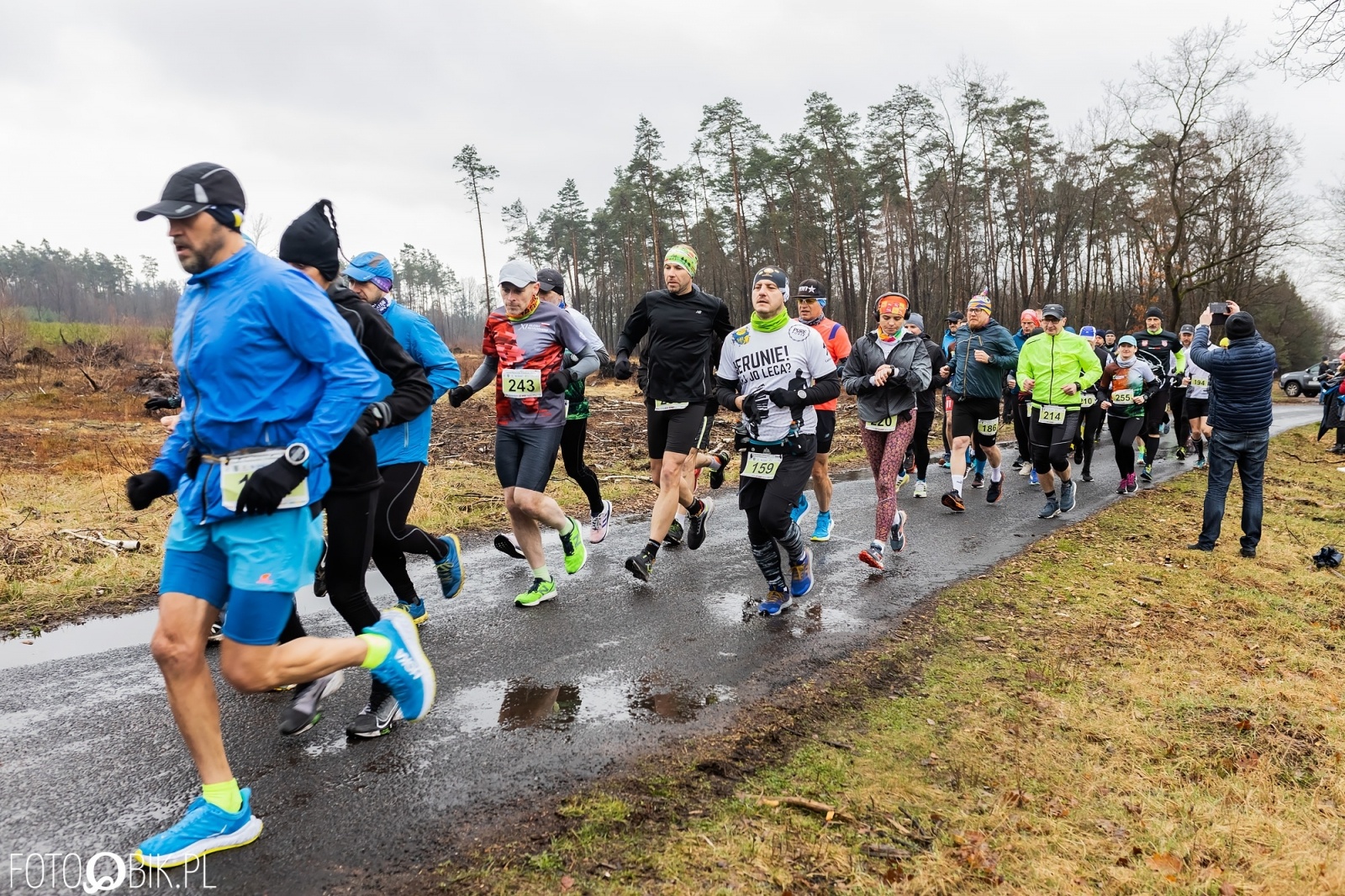 Zdjęcie w galerii na portalu naszraciborz.pl: Kuźniański Półmaraton Leśny. Były prezydent Raciborza pobiegł na swoje 80. urodziny [FOTO i WIDEO] wiadomości z regionu