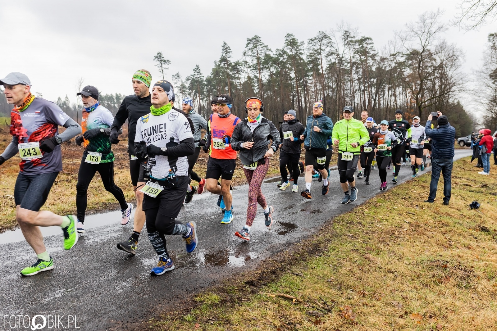 Zdjęcie w galerii na portalu naszraciborz.pl: Kuźniański Półmaraton Leśny. Były prezydent Raciborza pobiegł na swoje 80. urodziny [FOTO i WIDEO] wiadomości z regionu