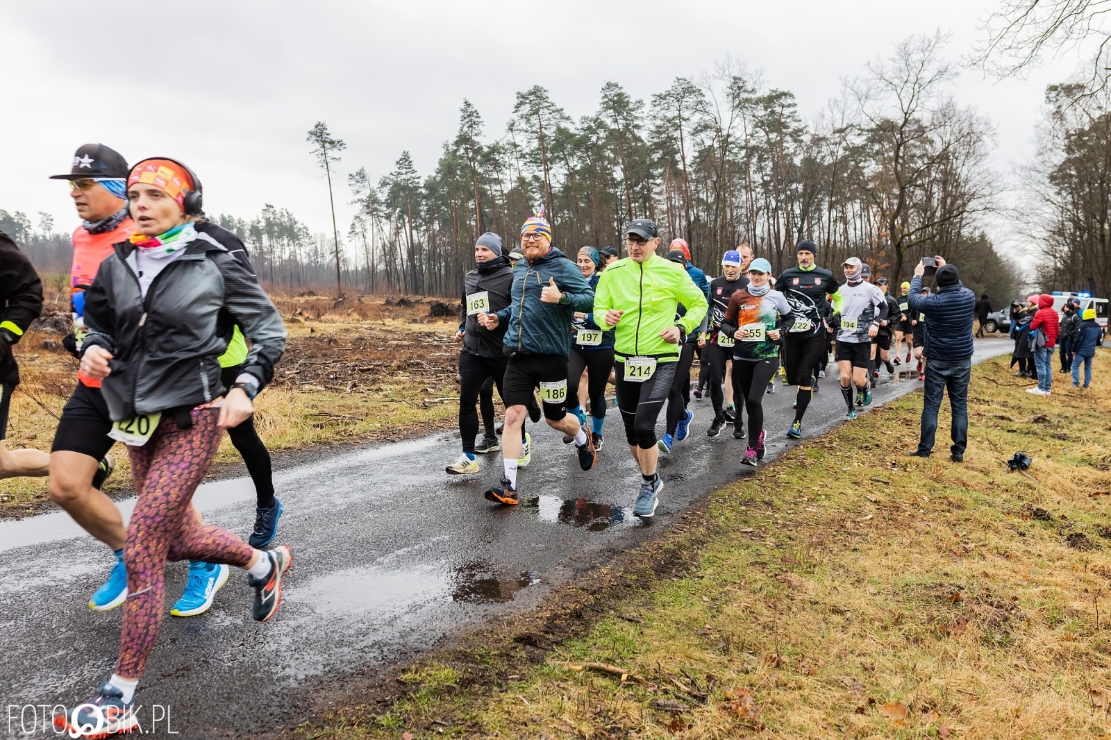 Zdjęcie w galerii na portalu naszraciborz.pl: Kuźniański Półmaraton Leśny. Były prezydent Raciborza pobiegł na swoje 80. urodziny [FOTO i WIDEO] wiadomości z regionu