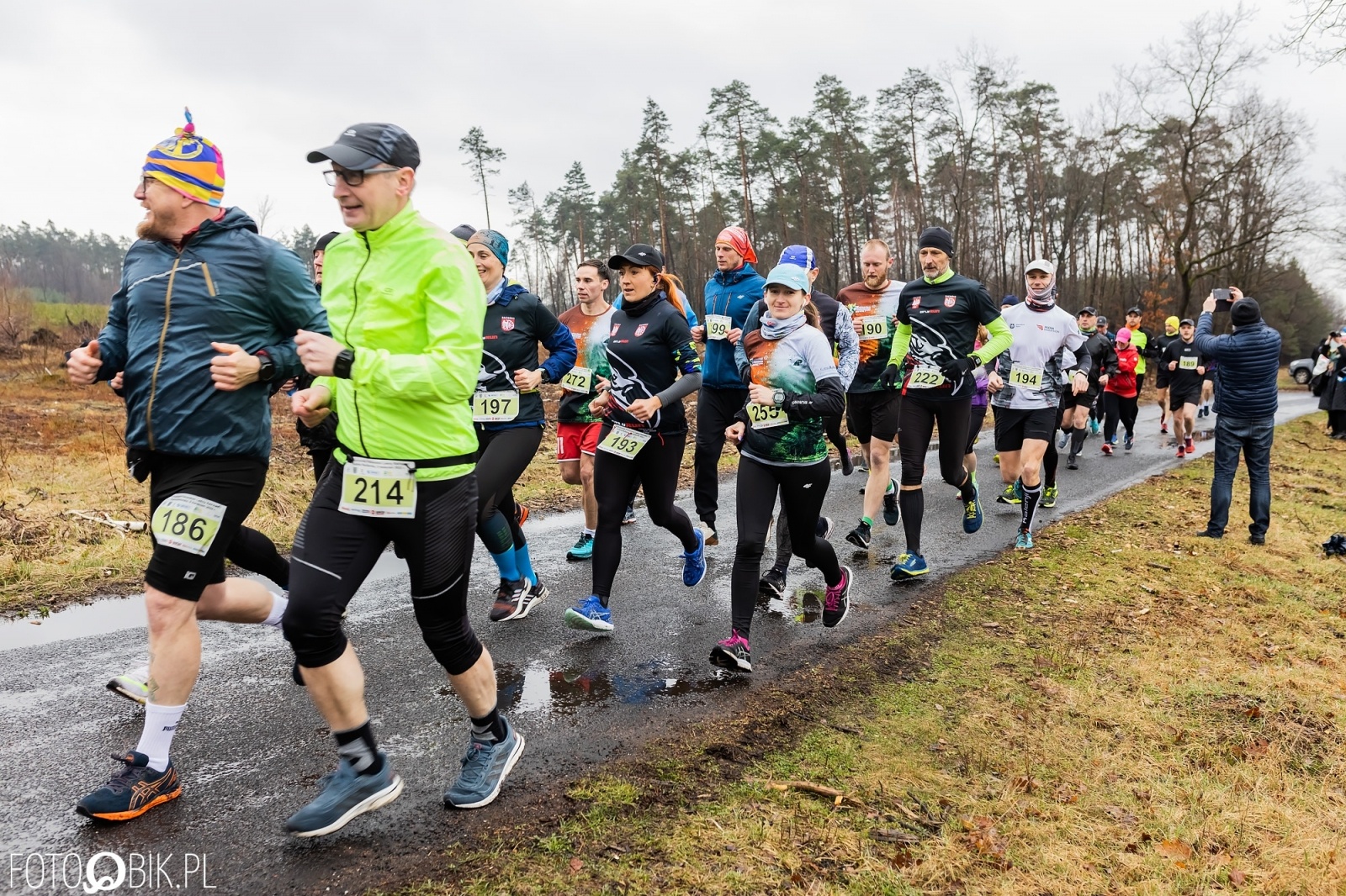 Zdjęcie w galerii na portalu naszraciborz.pl: Kuźniański Półmaraton Leśny. Były prezydent Raciborza pobiegł na swoje 80. urodziny [FOTO i WIDEO] wiadomości z regionu