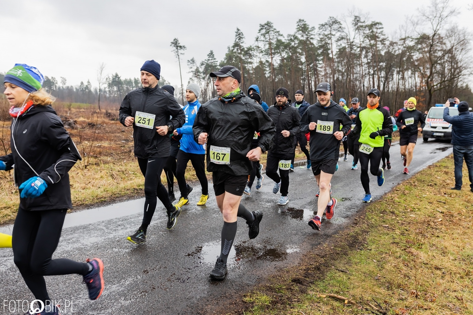Zdjęcie w galerii na portalu naszraciborz.pl: Kuźniański Półmaraton Leśny. Były prezydent Raciborza pobiegł na swoje 80. urodziny [FOTO i WIDEO] wiadomości z regionu