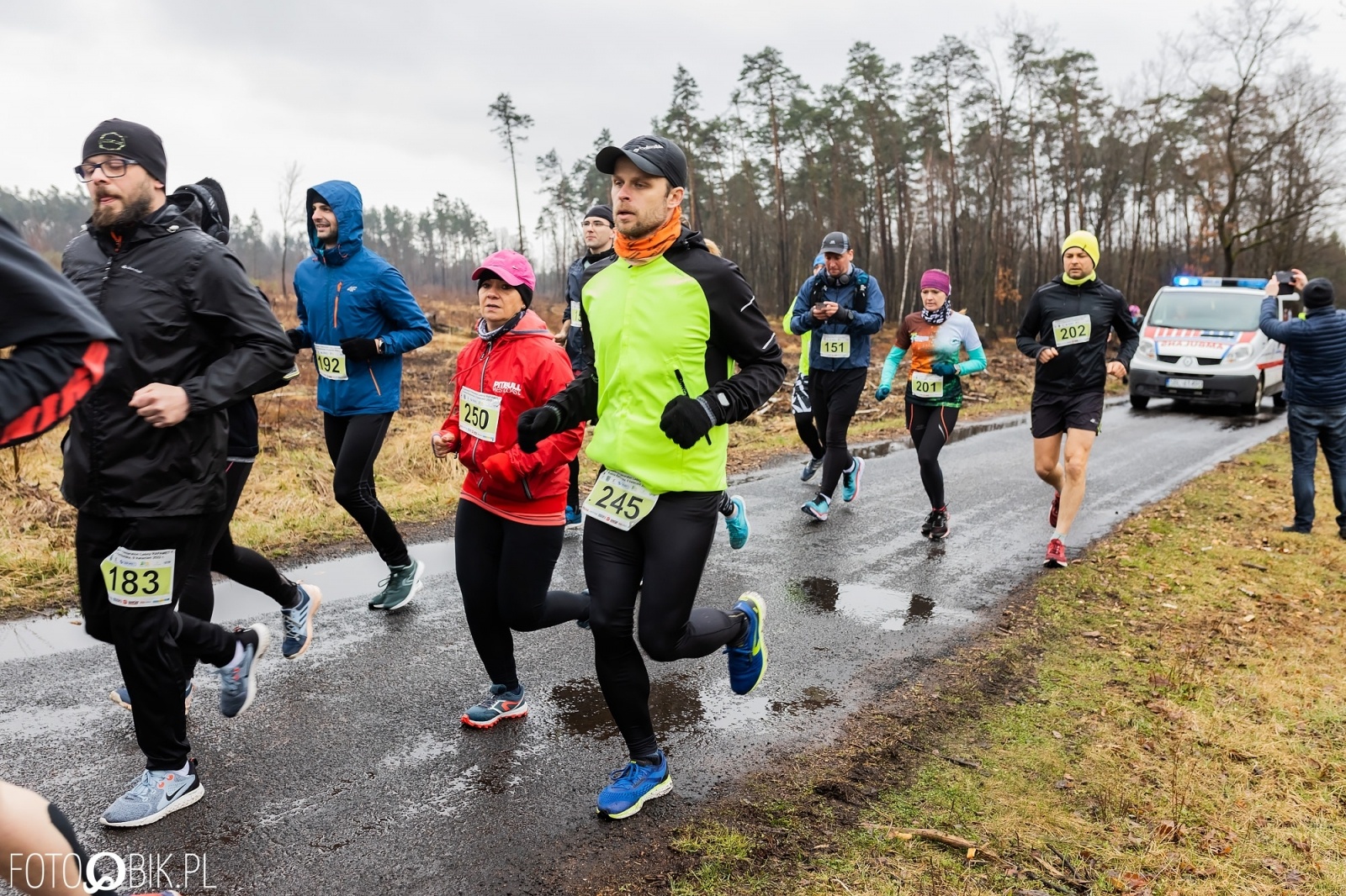 Zdjęcie w galerii na portalu naszraciborz.pl: Kuźniański Półmaraton Leśny. Były prezydent Raciborza pobiegł na swoje 80. urodziny [FOTO i WIDEO] wiadomości z regionu