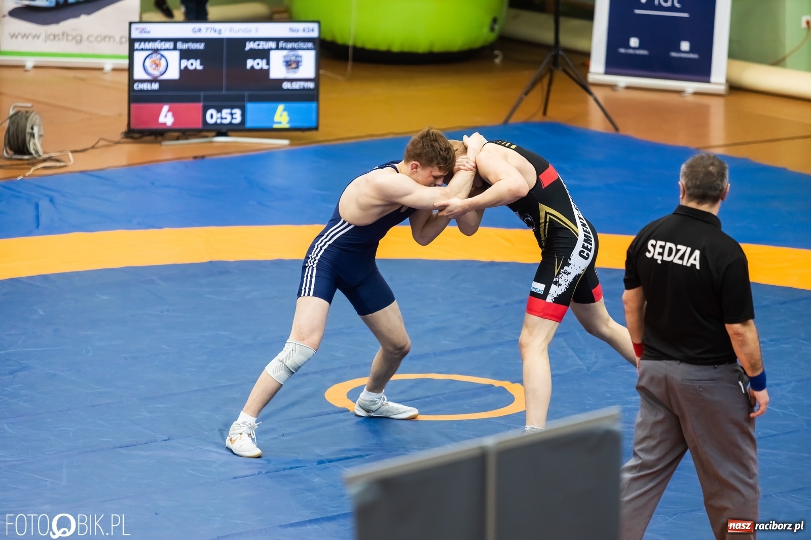 Zdjęcie w galerii na portalu naszraciborz.pl: W Arenie Rafako trwają Mistrzostwa Polski Juniorów w Zapasach wiadomości z regionu
