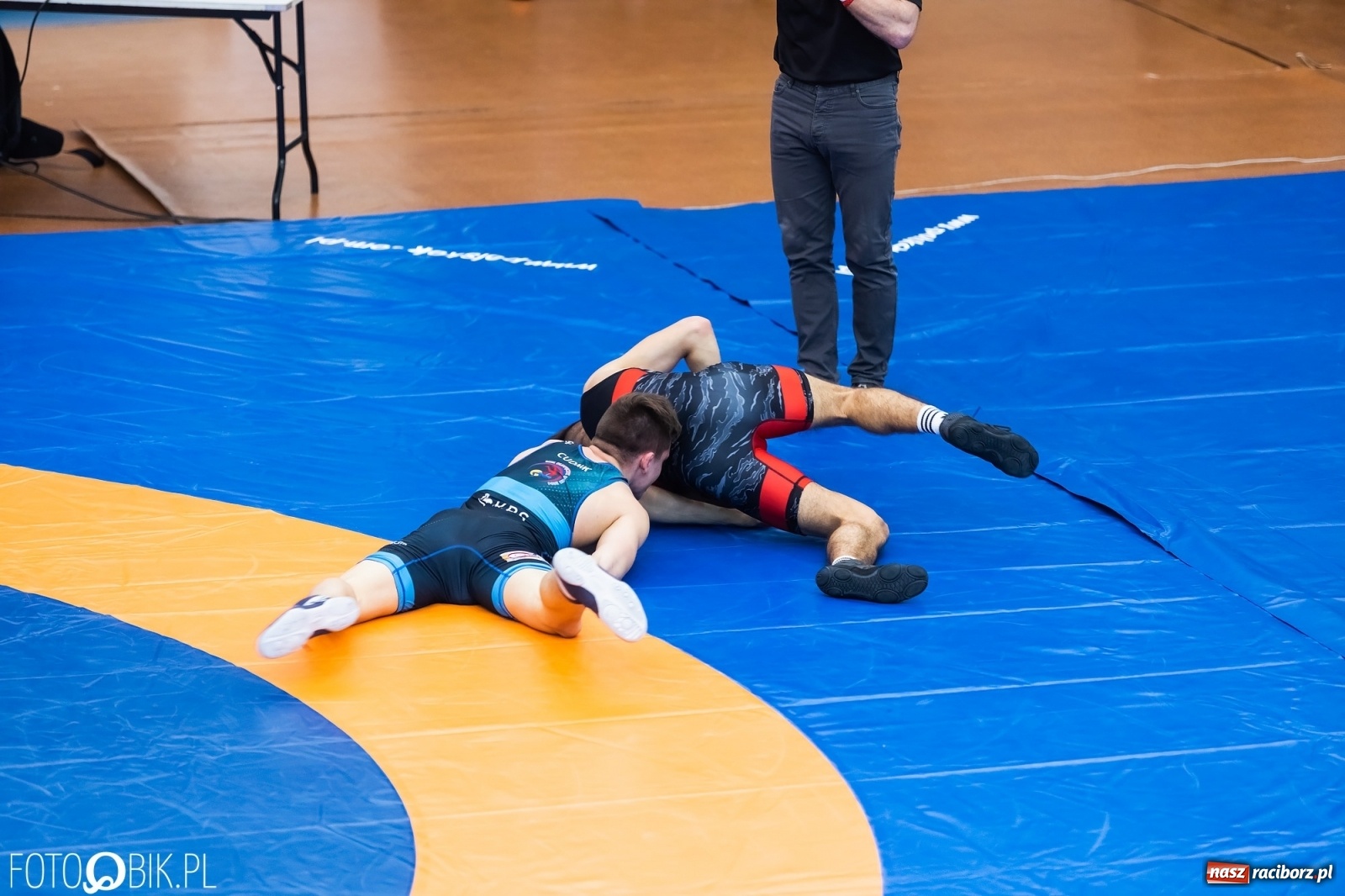 Zdjęcie w galerii na portalu naszraciborz.pl: W Arenie Rafako trwają Mistrzostwa Polski Juniorów w Zapasach wiadomości z regionu