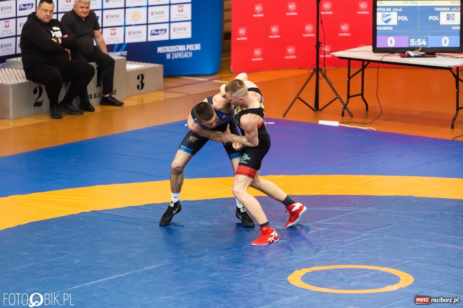 Zdjęcie w galerii na portalu naszraciborz.pl: W Arenie Rafako trwają Mistrzostwa Polski Juniorów w Zapasach wiadomości z regionu