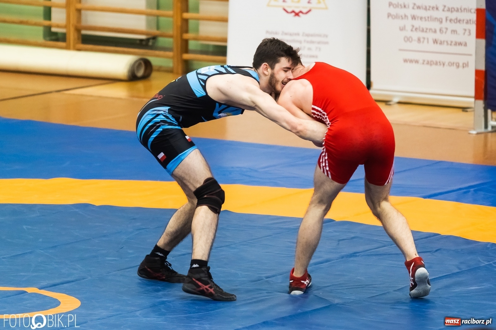 Zdjęcie w galerii na portalu naszraciborz.pl: W Arenie Rafako trwają Mistrzostwa Polski Juniorów w Zapasach wiadomości z regionu