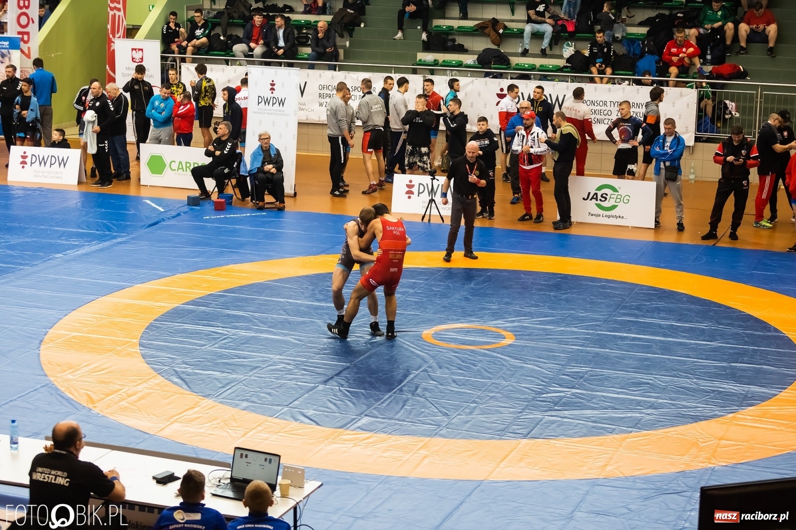 Zdjęcie w galerii na portalu naszraciborz.pl: W Arenie Rafako trwają Mistrzostwa Polski Juniorów w Zapasach wiadomości z regionu