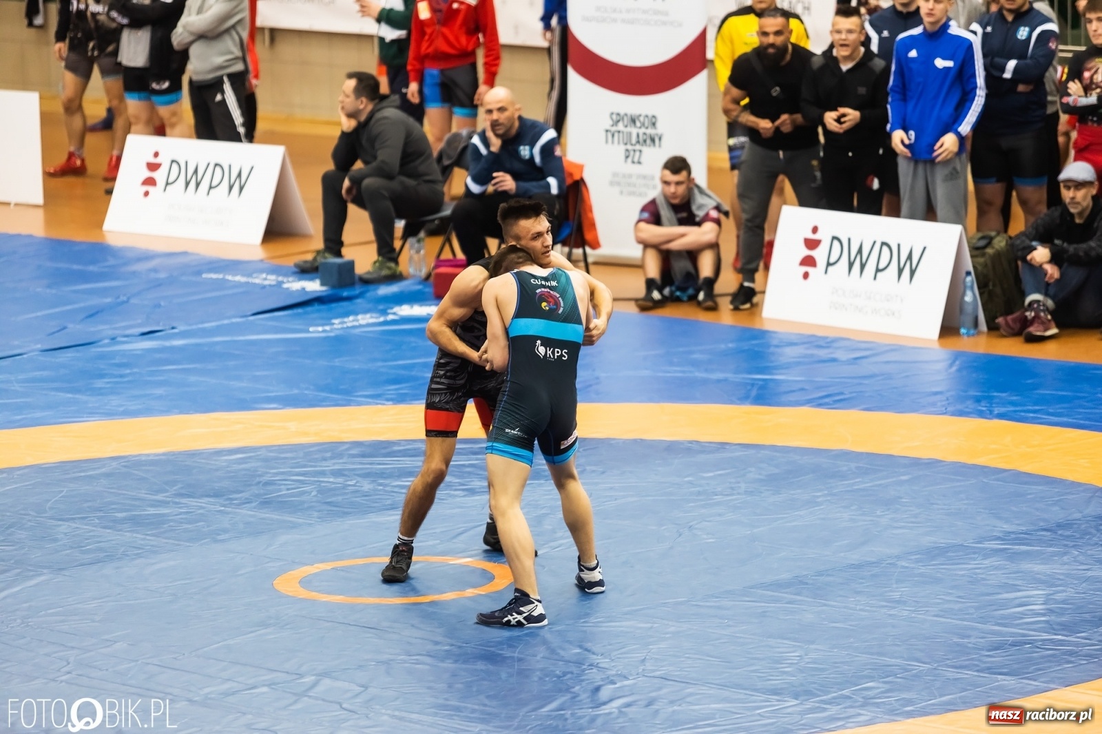 Zdjęcie w galerii na portalu naszraciborz.pl: W Arenie Rafako trwają Mistrzostwa Polski Juniorów w Zapasach wiadomości z regionu