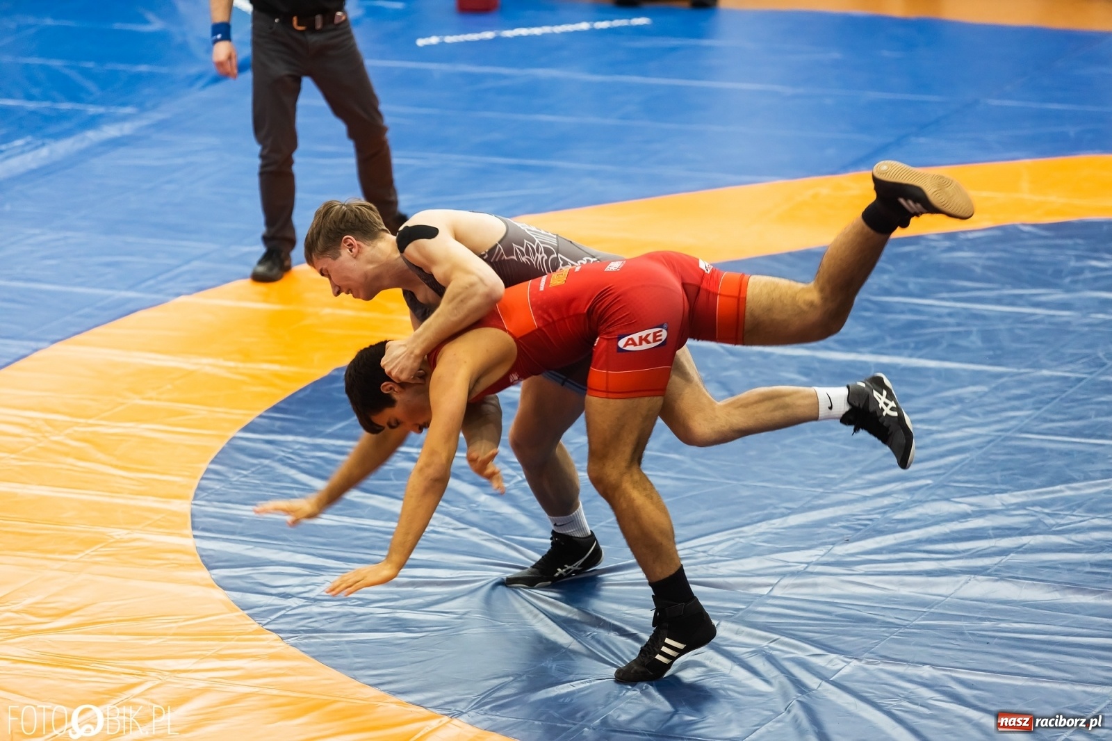 Zdjęcie w galerii na portalu naszraciborz.pl: W Arenie Rafako trwają Mistrzostwa Polski Juniorów w Zapasach wiadomości z regionu