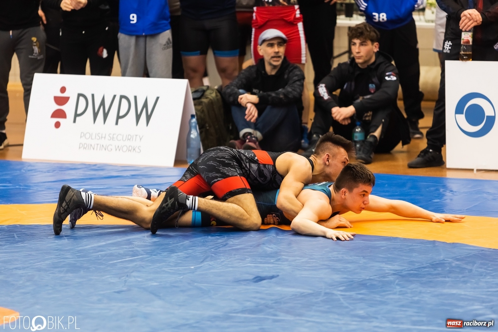 Zdjęcie w galerii na portalu naszraciborz.pl: W Arenie Rafako trwają Mistrzostwa Polski Juniorów w Zapasach wiadomości z regionu
