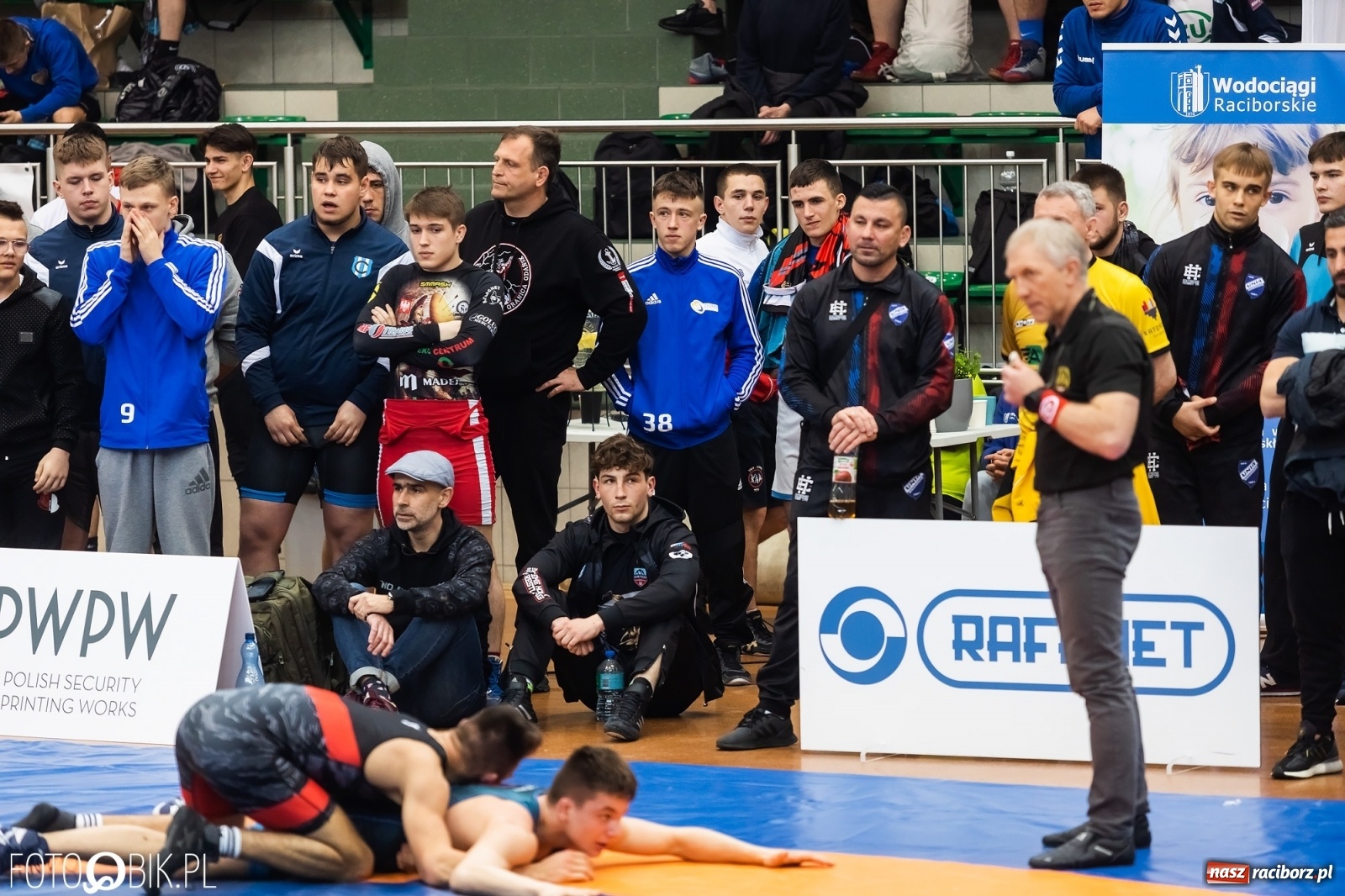 Zdjęcie w galerii na portalu naszraciborz.pl: W Arenie Rafako trwają Mistrzostwa Polski Juniorów w Zapasach wiadomości z regionu