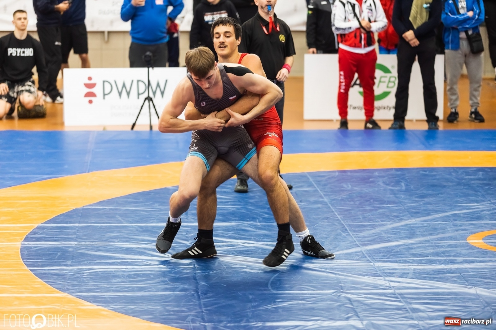 Zdjęcie w galerii na portalu naszraciborz.pl: W Arenie Rafako trwają Mistrzostwa Polski Juniorów w Zapasach wiadomości z regionu