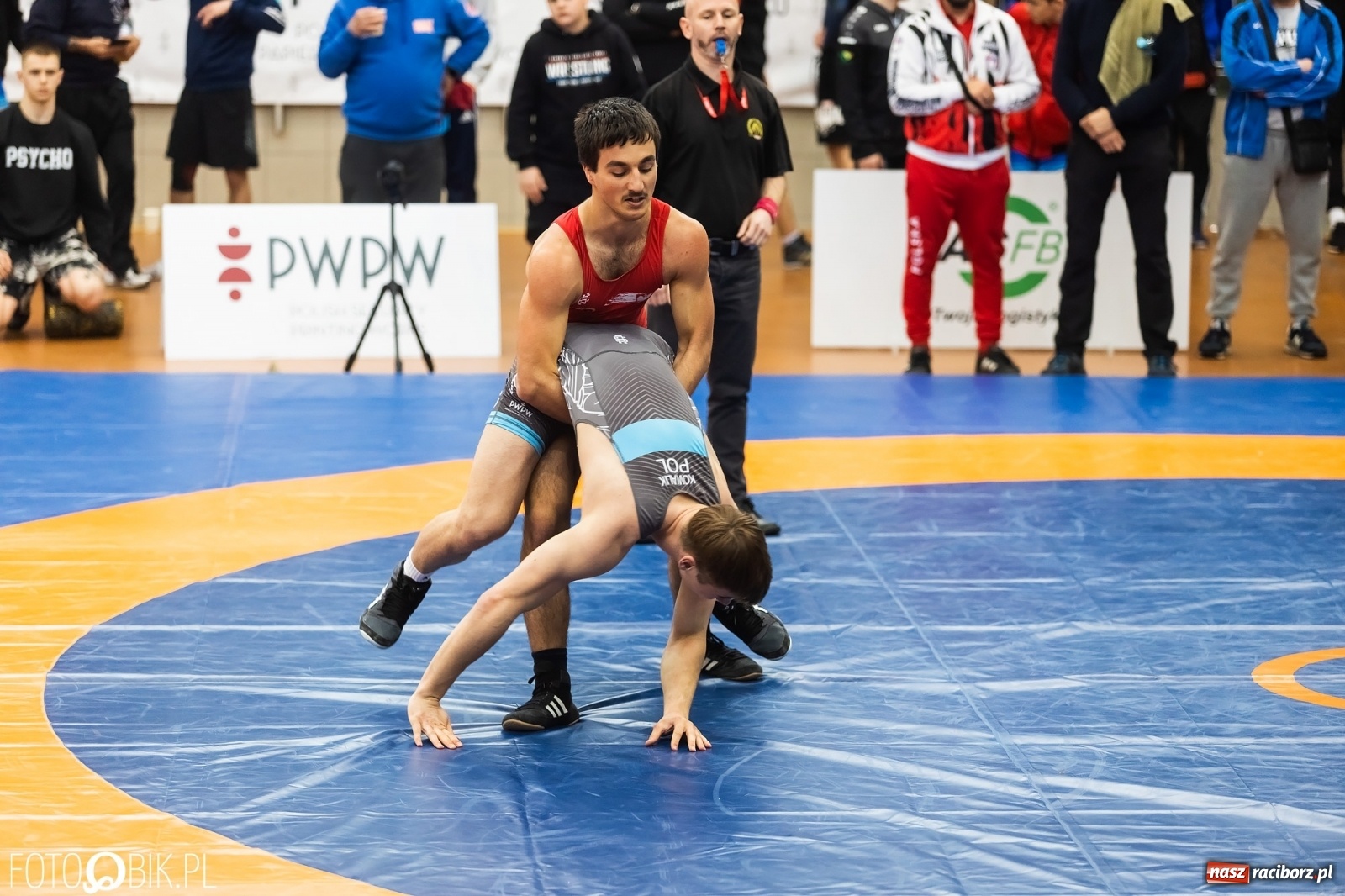 Zdjęcie w galerii na portalu naszraciborz.pl: W Arenie Rafako trwają Mistrzostwa Polski Juniorów w Zapasach wiadomości z regionu