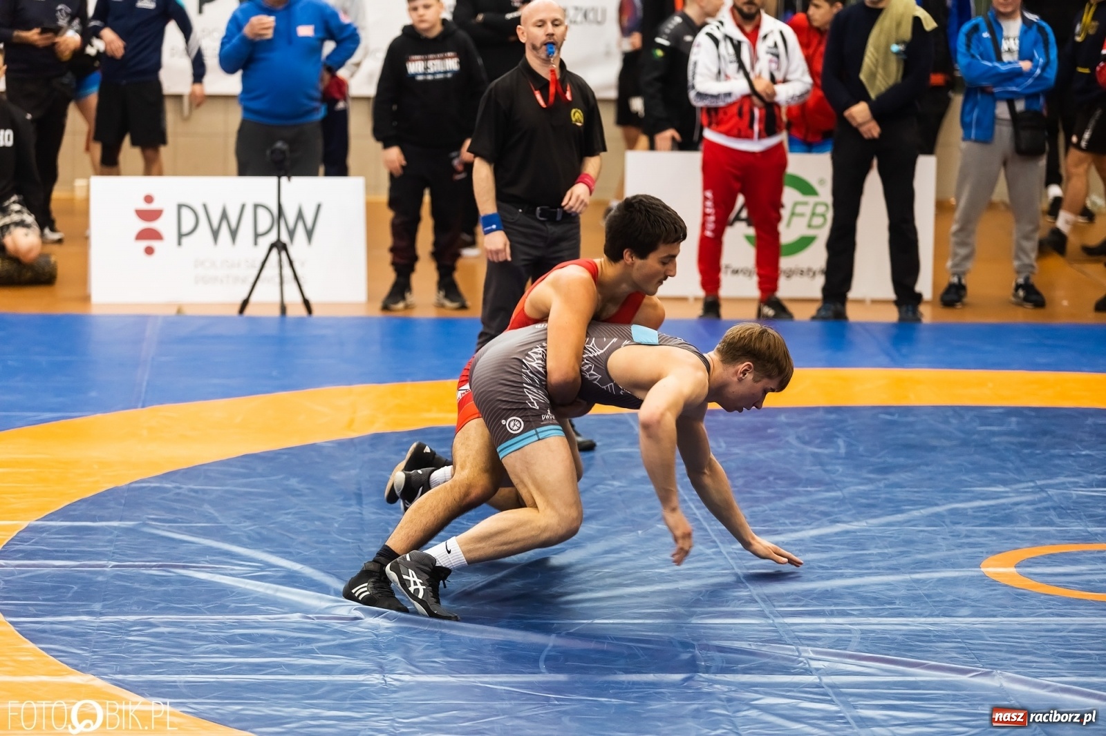 Zdjęcie w galerii na portalu naszraciborz.pl: W Arenie Rafako trwają Mistrzostwa Polski Juniorów w Zapasach wiadomości z regionu