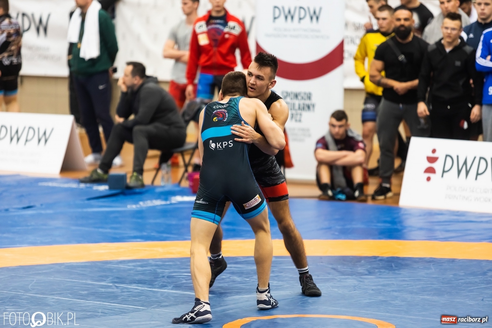 Zdjęcie w galerii na portalu naszraciborz.pl: W Arenie Rafako trwają Mistrzostwa Polski Juniorów w Zapasach wiadomości z regionu