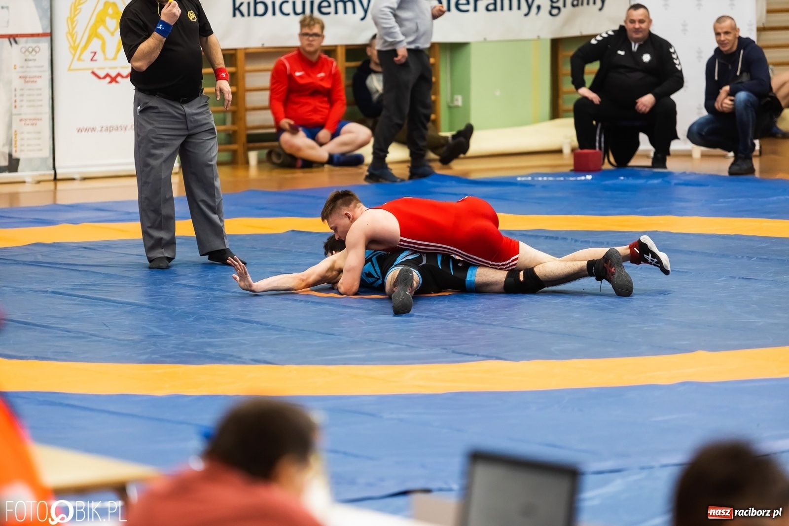 Zdjęcie w galerii na portalu naszraciborz.pl: W Arenie Rafako trwają Mistrzostwa Polski Juniorów w Zapasach wiadomości z regionu