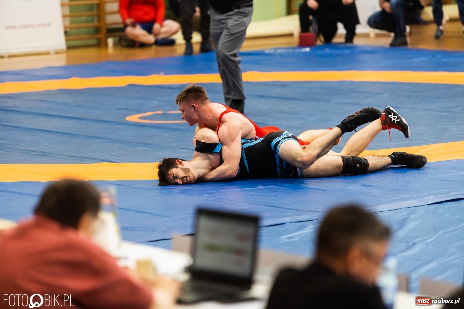 Zdjęcie w galerii na portalu naszraciborz.pl: W Arenie Rafako trwają Mistrzostwa Polski Juniorów w Zapasach wiadomości z regionu