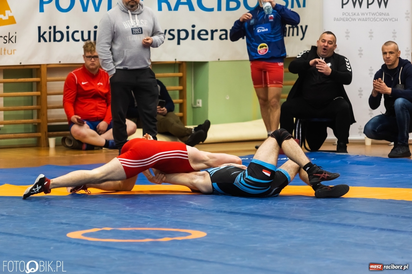 Zdjęcie w galerii na portalu naszraciborz.pl: W Arenie Rafako trwają Mistrzostwa Polski Juniorów w Zapasach wiadomości z regionu