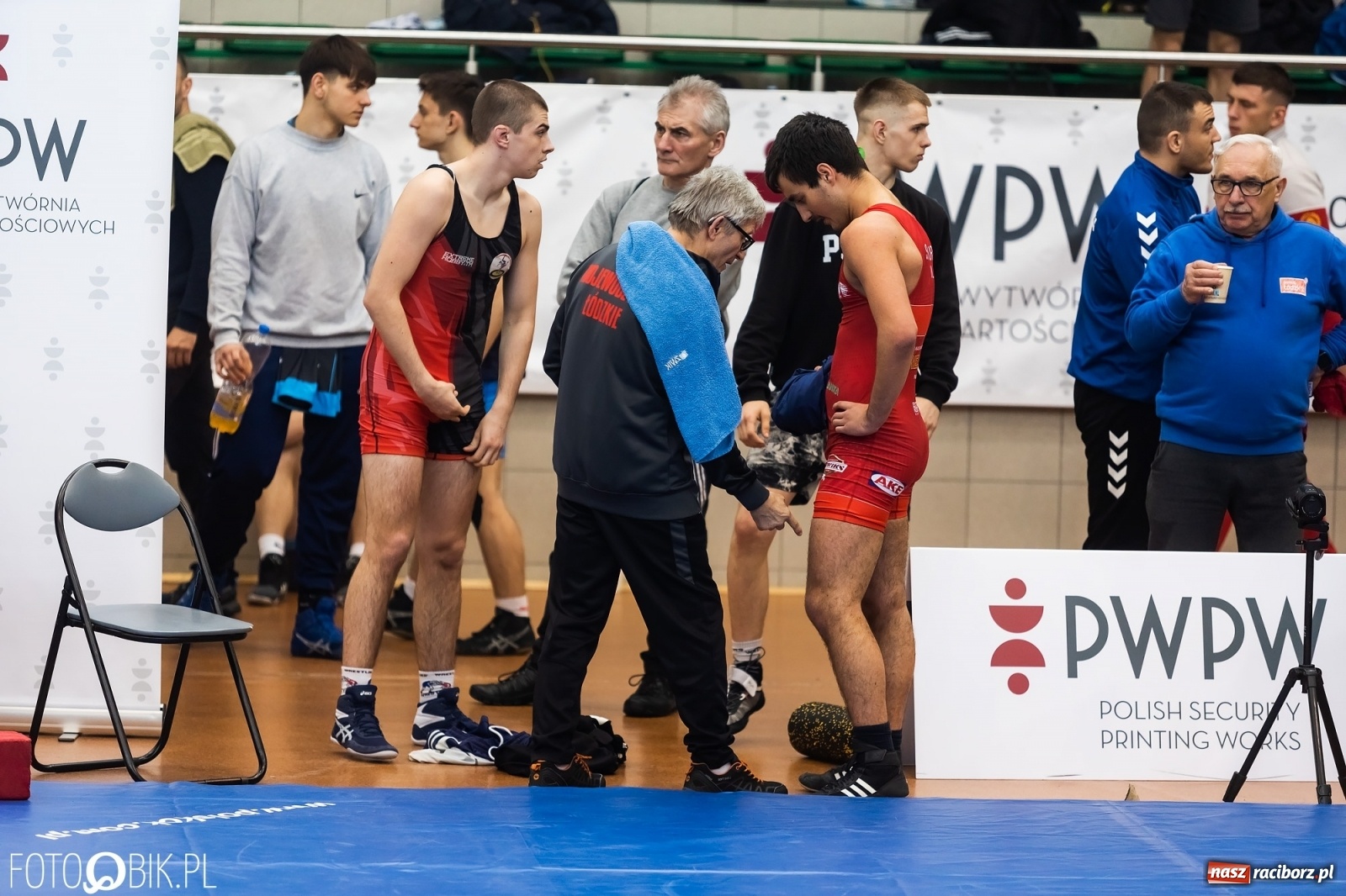 Zdjęcie w galerii na portalu naszraciborz.pl: W Arenie Rafako trwają Mistrzostwa Polski Juniorów w Zapasach wiadomości z regionu