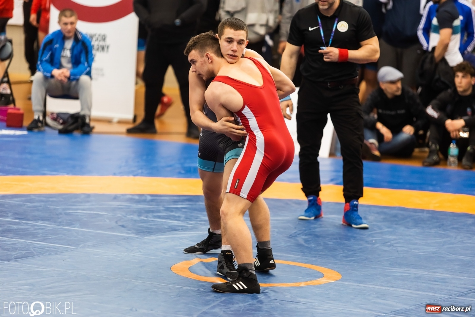 Zdjęcie w galerii na portalu naszraciborz.pl: W Arenie Rafako trwają Mistrzostwa Polski Juniorów w Zapasach wiadomości z regionu