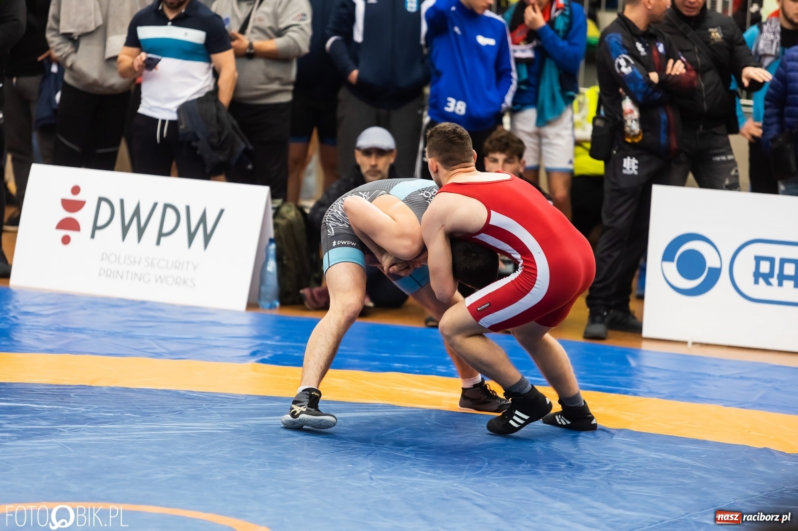 Zdjęcie w galerii na portalu naszraciborz.pl: W Arenie Rafako trwają Mistrzostwa Polski Juniorów w Zapasach wiadomości z regionu