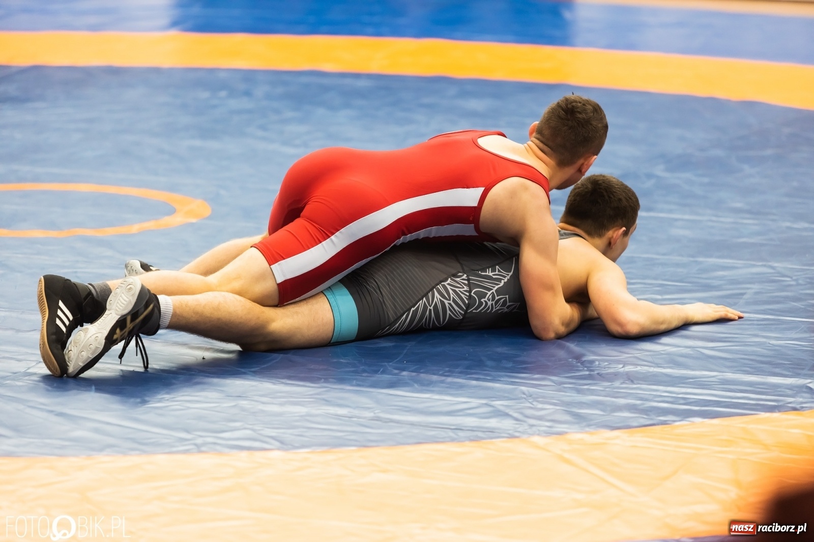 Zdjęcie w galerii na portalu naszraciborz.pl: W Arenie Rafako trwają Mistrzostwa Polski Juniorów w Zapasach wiadomości z regionu
