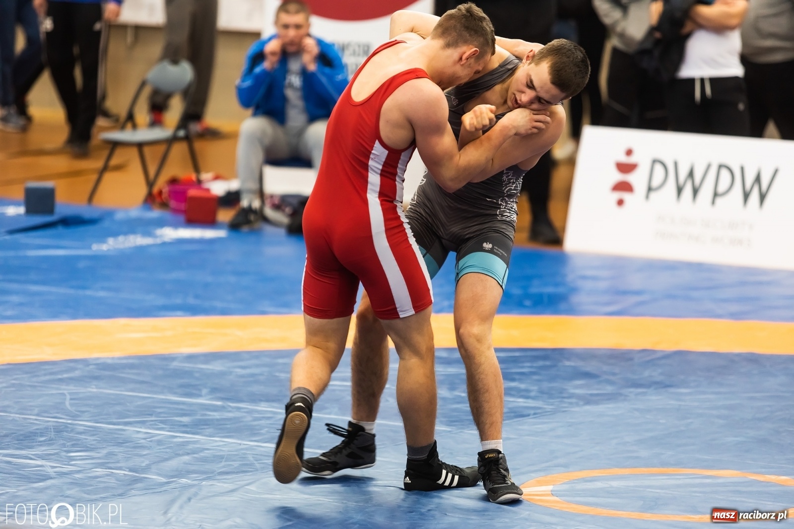 Zdjęcie w galerii na portalu naszraciborz.pl: W Arenie Rafako trwają Mistrzostwa Polski Juniorów w Zapasach wiadomości z regionu