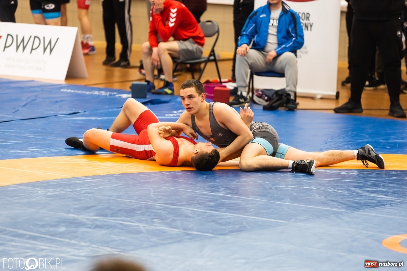 Zdjęcie w galerii na portalu naszraciborz.pl: W Arenie Rafako trwają Mistrzostwa Polski Juniorów w Zapasach wiadomości z regionu