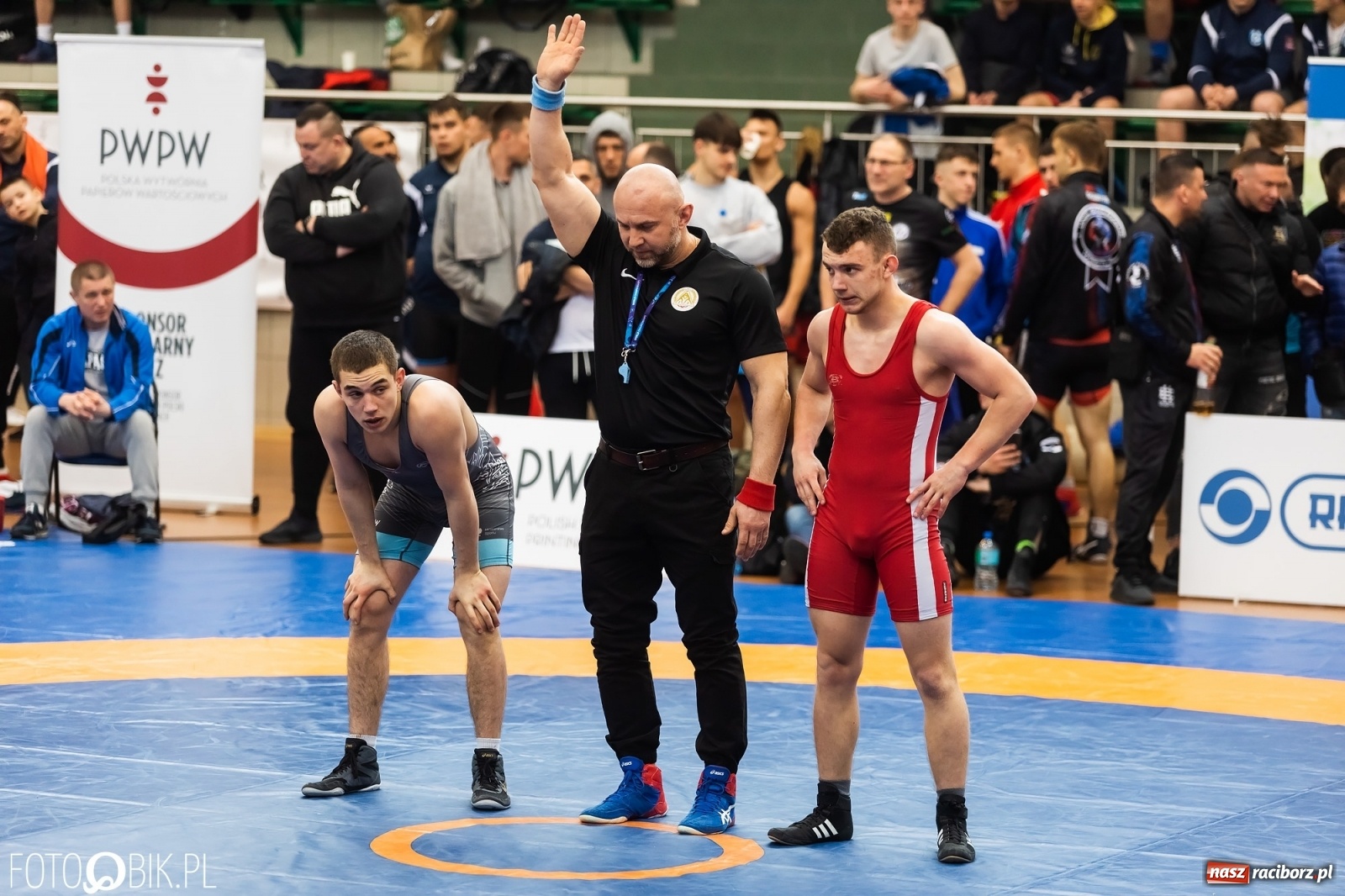 Zdjęcie w galerii na portalu naszraciborz.pl: W Arenie Rafako trwają Mistrzostwa Polski Juniorów w Zapasach wiadomości z regionu