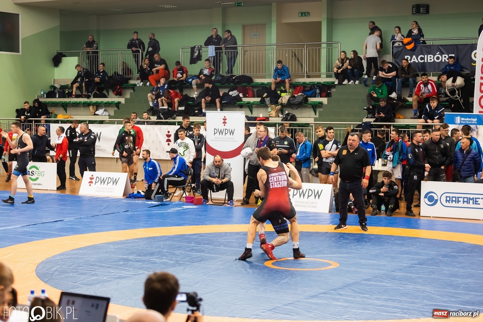 Zdjęcie w galerii na portalu naszraciborz.pl: W Arenie Rafako trwają Mistrzostwa Polski Juniorów w Zapasach wiadomości z regionu