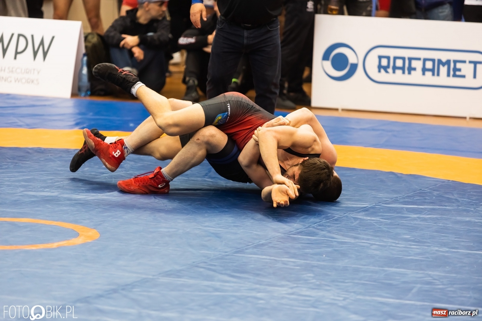 Zdjęcie w galerii na portalu naszraciborz.pl: W Arenie Rafako trwają Mistrzostwa Polski Juniorów w Zapasach wiadomości z regionu