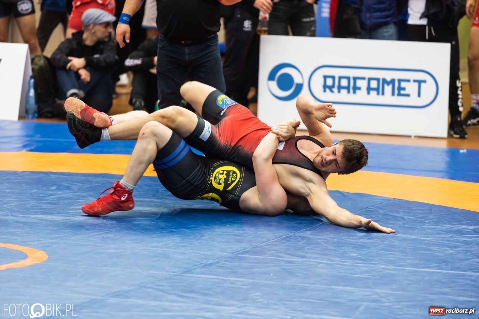 Zdjęcie w galerii na portalu naszraciborz.pl: W Arenie Rafako trwają Mistrzostwa Polski Juniorów w Zapasach wiadomości z regionu
