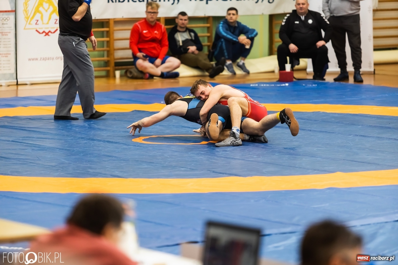Zdjęcie w galerii na portalu naszraciborz.pl: W Arenie Rafako trwają Mistrzostwa Polski Juniorów w Zapasach wiadomości z regionu
