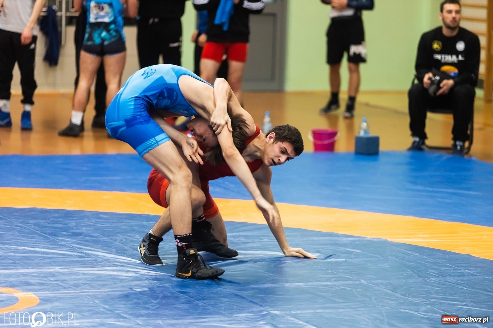 Zdjęcie w galerii na portalu naszraciborz.pl: W Arenie Rafako trwają Mistrzostwa Polski Juniorów w Zapasach wiadomości z regionu