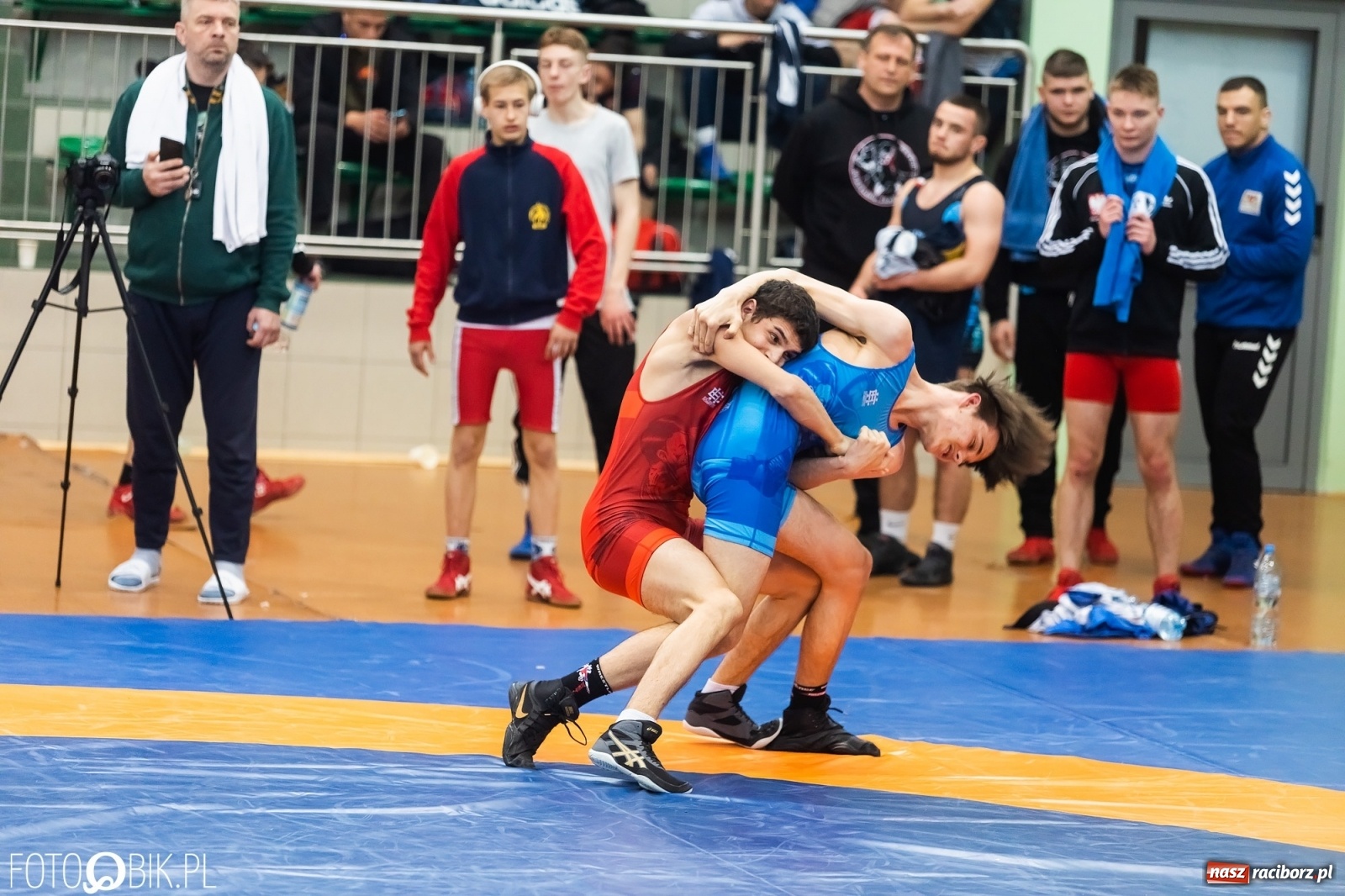 Zdjęcie w galerii na portalu naszraciborz.pl: W Arenie Rafako trwają Mistrzostwa Polski Juniorów w Zapasach wiadomości z regionu