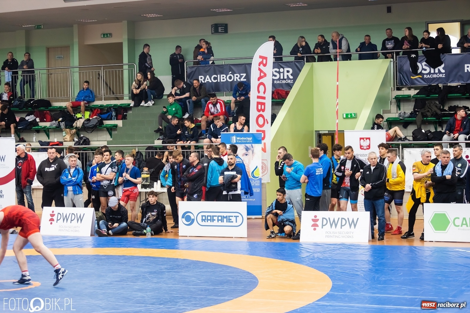 Zdjęcie w galerii na portalu naszraciborz.pl: W Arenie Rafako trwają Mistrzostwa Polski Juniorów w Zapasach wiadomości z regionu