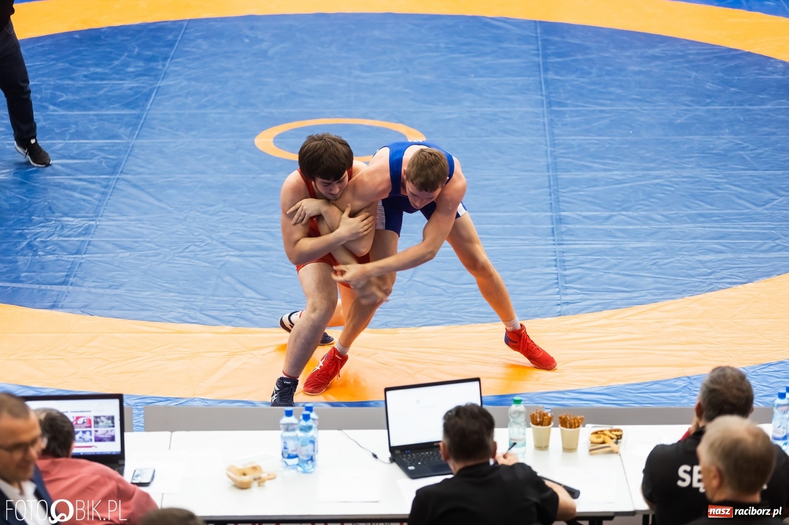 Zdjęcie w galerii na portalu naszraciborz.pl: W Arenie Rafako trwają Mistrzostwa Polski Juniorów w Zapasach wiadomości z regionu