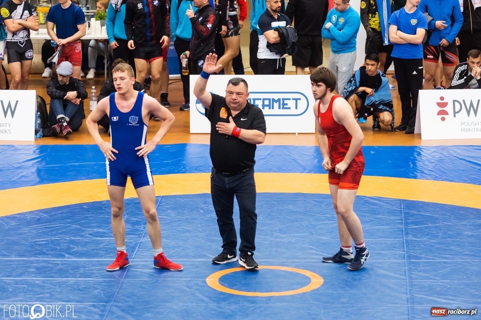 Zdjęcie w galerii na portalu naszraciborz.pl: W Arenie Rafako trwają Mistrzostwa Polski Juniorów w Zapasach wiadomości z regionu