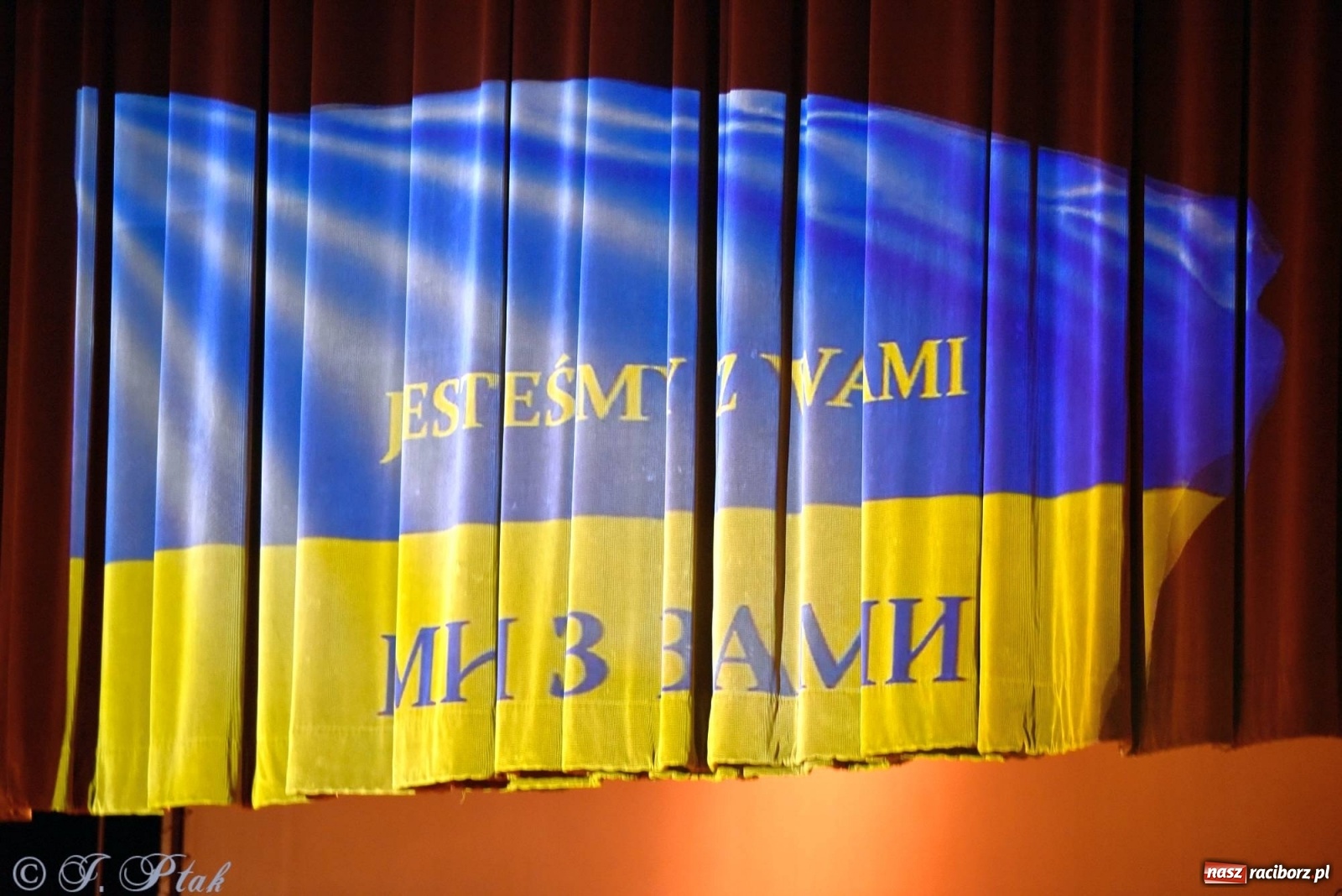 Zdjęcie w galerii na portalu naszraciborz.pl: Koncert dla Ukrainy i trwająca nadal zbiórka ze Stowarzyszeniem Pokolenie wiadomości z regionu