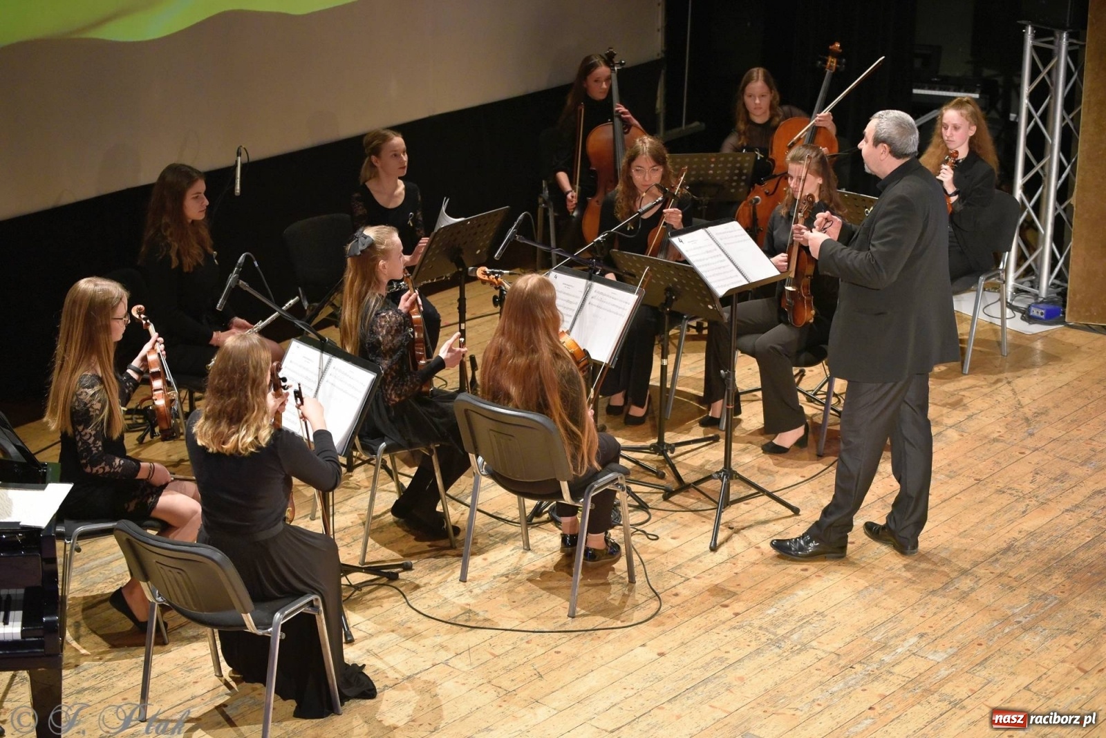 Zdjęcie w galerii na portalu naszraciborz.pl: Koncert dla Ukrainy i trwająca nadal zbiórka ze Stowarzyszeniem Pokolenie wiadomości z regionu