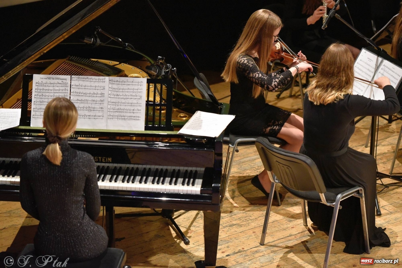 Zdjęcie w galerii na portalu naszraciborz.pl: Koncert dla Ukrainy i trwająca nadal zbiórka ze Stowarzyszeniem Pokolenie wiadomości z regionu