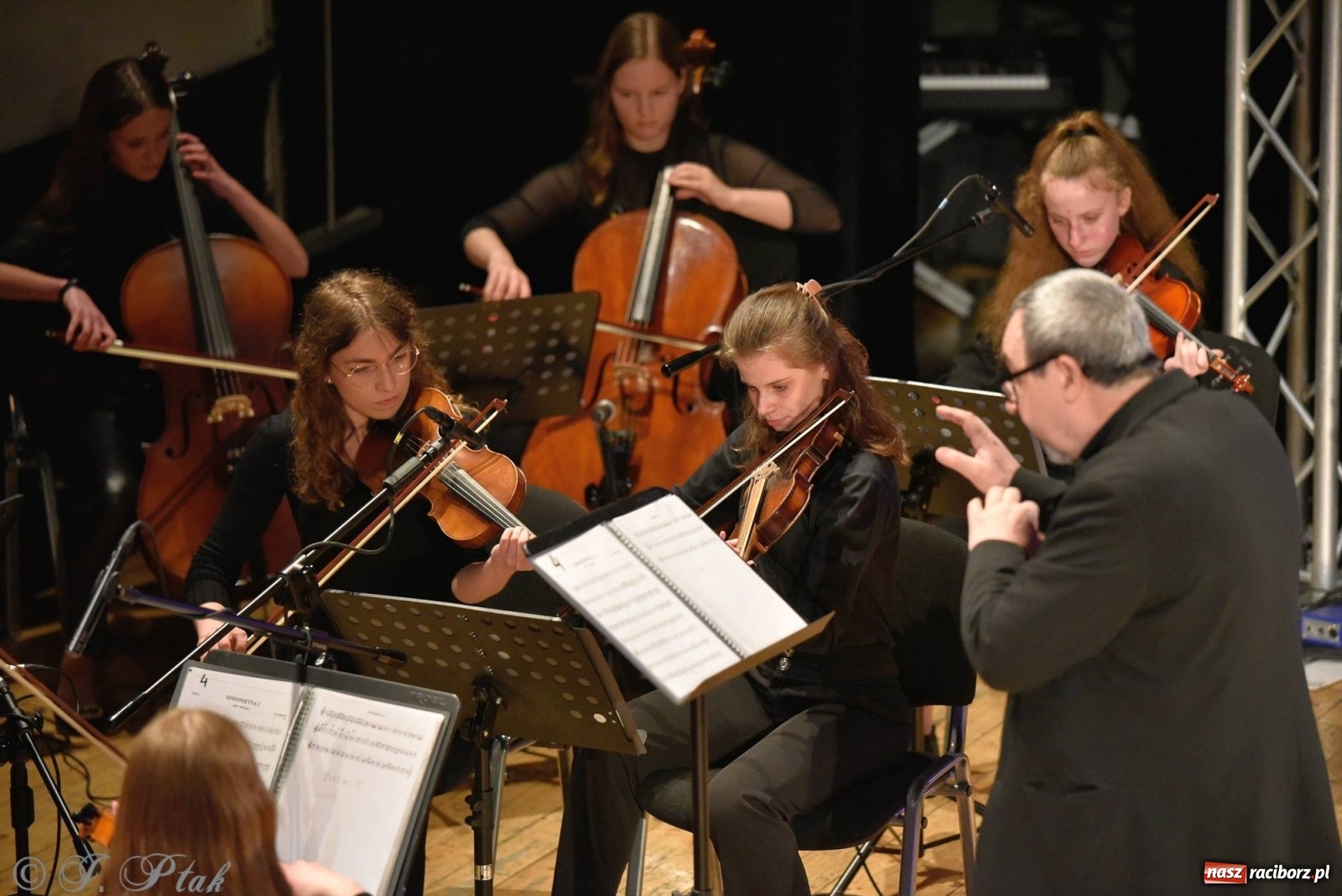 Zdjęcie w galerii na portalu naszraciborz.pl: Koncert dla Ukrainy i trwająca nadal zbiórka ze Stowarzyszeniem Pokolenie wiadomości z regionu