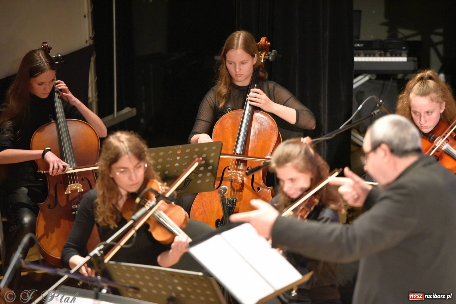 Zdjęcie w galerii na portalu naszraciborz.pl: Koncert dla Ukrainy i trwająca nadal zbiórka ze Stowarzyszeniem Pokolenie wiadomości z regionu