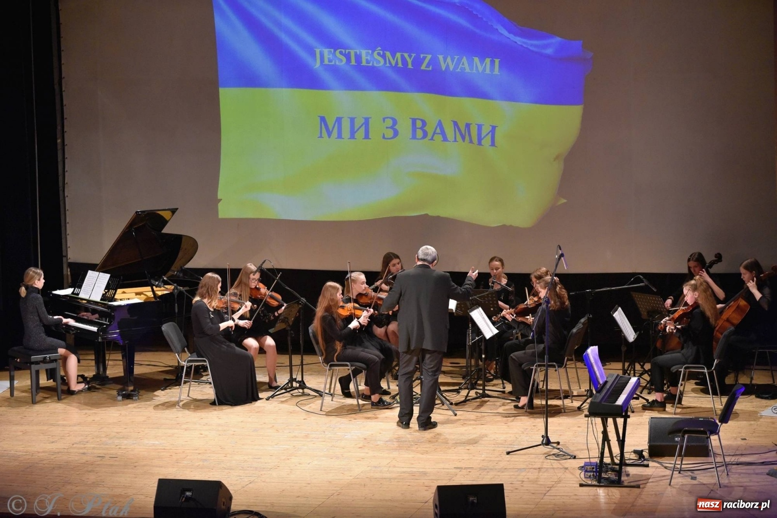 Zdjęcie w galerii na portalu naszraciborz.pl: Koncert dla Ukrainy i trwająca nadal zbiórka ze Stowarzyszeniem Pokolenie wiadomości z regionu